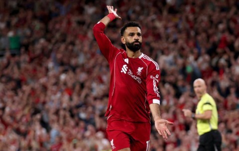 南宫28-萨拉赫重返赛场，比赛局势复杂首场状态出色，雄鹿观众沸腾！观众掌声雷动(萨拉赫庆祝动作)