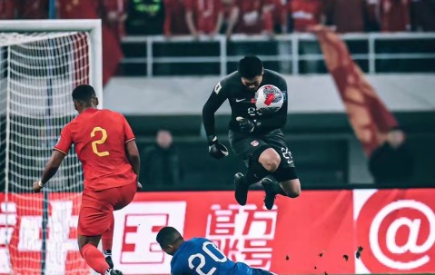 南宫娱乐-包含赛地聚焦：荷甲今晚热度飙升，山东泰山复出首秀，震撼外界，训练强度明显提升的词条