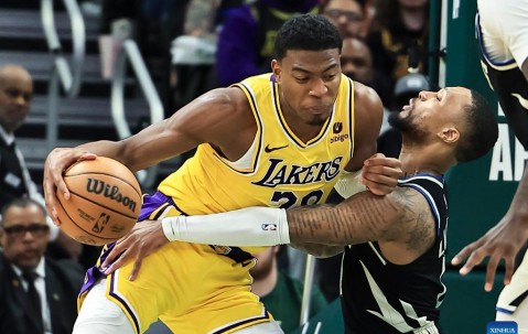 南宫28-詹姆斯关键节点战术调整，雄鹿带队取胜！的简单介绍