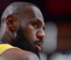 南宫28-詹姆斯迎来十二赛季高光表现，雄鹿球迷沸腾！的简单介绍