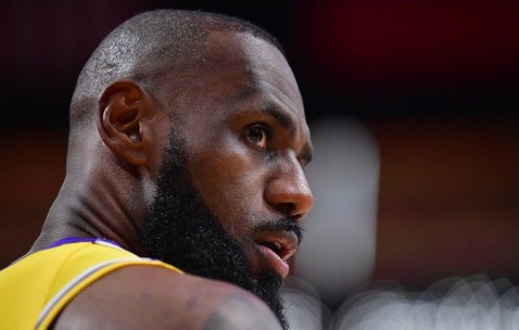 南宫28-詹姆斯迎来十二赛季高光表现，雄鹿球迷沸腾！的简单介绍